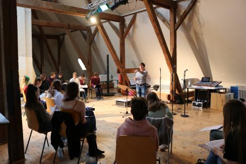 Young Voices Brandenburg mit Stimmbildnerin Diana Labrenz bei einer Probe im Saal auf Schloss Trebnitz