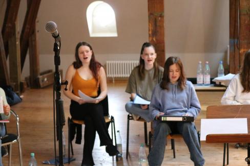 Drei Sängerinnen der Young Voices Brandenburg bei der Probe