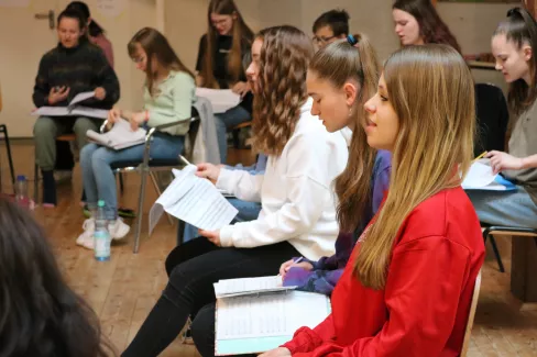 eine Gruppe Sängerinnen der Young Voices Brandenburg ist bei der Probe zu sehen