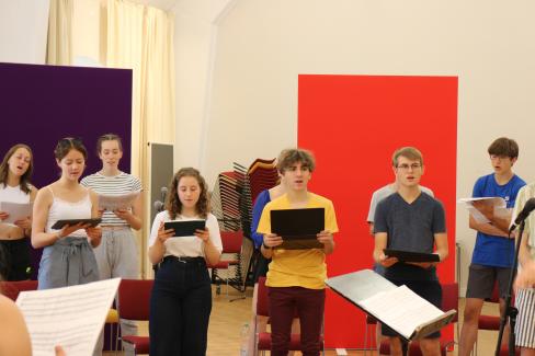 Alt und Tenöre der Young Voices während der Sommerprobenphase auf Schloss Trebnitz