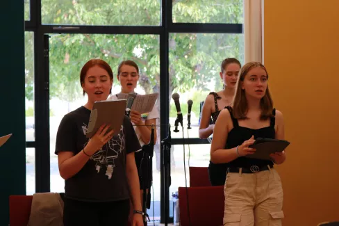 Der Mezzo des Chores singt während einer Probe