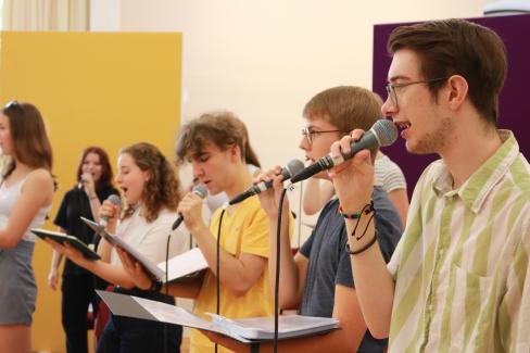 Aufnahme auf den Tenor der Young Voices Brandenburg während der Probe