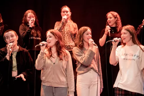 Mehrere Sänger und Sängerinnen auf der Bühne