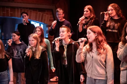 Mehrere Sänger und Sängerinnen auf der Bühne