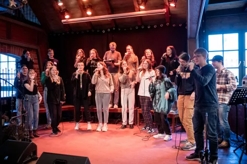 Mehrere Sänger und Sängerinnen auf der Bühne