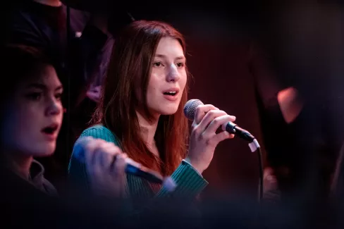 Sängerin beim Konzert