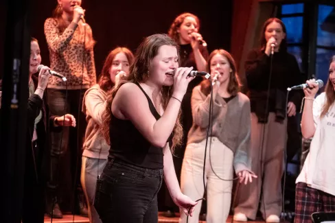 Sängerin beim Konzert