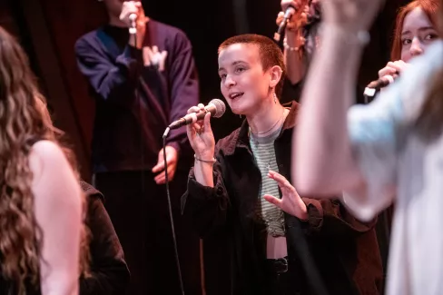 Sängerin beim Konzert