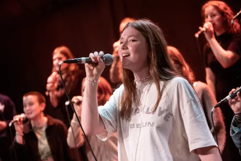 Sängerin beim Konzert