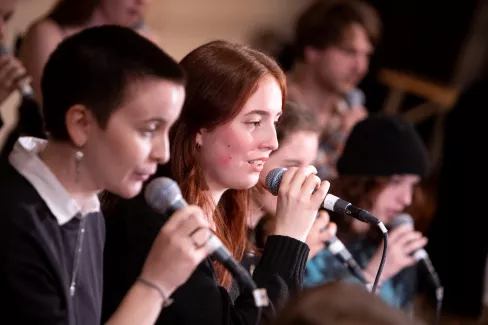 Gruppe bei Gesangsprobe