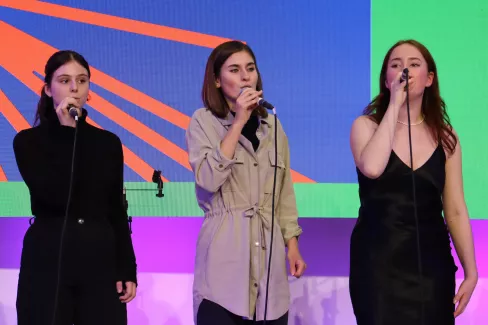 Drei Sängerinnen der Young Voices Brandenburg auf der Grünen Woche 2023